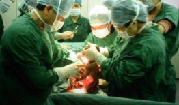 助产士吃瓜,见证生命奇迹的甜蜜瞬间