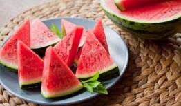 坐板凳吃瓜,闲适生活的一角