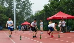 陇东学院操场吃瓜,夏日吃瓜盛宴，共享清凉时光