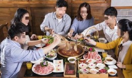 女生聚餐吃瓜,瓜香四溢，欢乐时光尽享其中