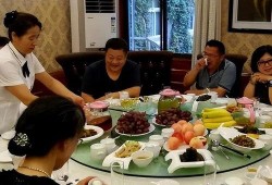 女生聚餐吃瓜,瓜香四溢，欢乐时光尽享其中