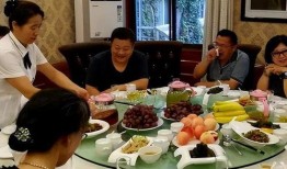 女生聚餐吃瓜,瓜香四溢，欢乐时光尽享其中