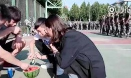 军训女生学校吃瓜