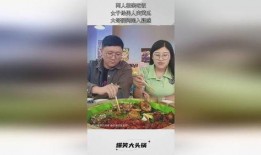 女生聚餐吃瓜,瓜香四溢，欢乐时光尽享其中