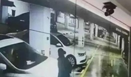 高校隔门吃瓜视频,高校学子创意互动，网络热议校园生活新风尚