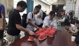 大型吃瓜群众图片,围观热潮背后的故事